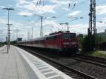 111 010 bremst ihren Zug im Bahnhof Hrth ab.