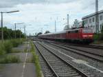 111 193 schiebt eine Regionalbahn gen Heidelberg. Weinheim (Bergstrae), 23.06.2013