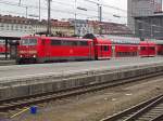 111 206 verlässt mit einem RE nach Nürnberg den Münchner Hauptbahnhof.