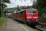 BR 111/562136/mit-einem-re4-nach-aachen-am Mit einem RE4 nach Aachen am Haken erreicht 111 012 am 08.06.17 Wuppertal Hbf.