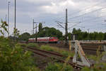 Auch die in Richtung Siegen fahrenden Zge der Linie RE9 halten in Porz. 111 120 beschleunigt ihre Doppelstockgarnitur nach dem kurzen Zwischenstopp wieder auf eine angenehme Reisegeschwindigkeit.