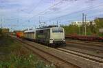 111 222 von Railadventure befrdert am 27.10.22 zwei Gterwagen sdwrts durch Dsseldorf-Rath.