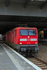 BR 112/798703/waehrend-die-meisten-lokbespannten-zuege-der Whrend die meisten lokbespannten Zge der DB in Berlin und Brandenburg seit Dezember 2022 mit den Baureihen 146, 147 und 182 verkehren, kommen vereinzelt nach wie vor Loks der Baureihe 112 zum Einsatz. 112 112 war am 13.12.2022 auf der Linie RE2 im Einsatz, hier in Berlin-Ostkreuz.