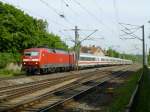 Am 21. Mai 2014 wird dieser IC von 120 111 durch Erfurt-Bischleben gezogen.