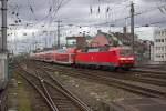 120 207 schiebt ihren sechswagigen RE9 von Siegen nach Aachen aus dem Kölner Hauptbahnhof.