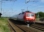 120 149 zieht am 10.7.16 einen IC Richtung Düsseldorf durch den Bahnhof Seebergen zwischen Erfurt und Gotha.