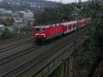 143 601 berquert am 21.11.2009 mit einer S-Bahn nach Mnchengladbach den Sonnborner Viadukt in Wuppertal.