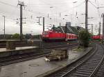 143 357 fährt mit einer S-Bahn nach Essen aus Köln aus und überquert gleich den Rhein.