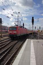 143 313 und ihre RegionalBahn nach Hanau verlassen am 03.03.15 den Frankfurter Hauptbahnhof.