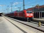 146 215 verlsst am 31.7.13 mit einem Regionalexpress nach Stuttgart den Bahnhof von Singen.