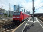 Am Zugschluss eines RE1 nach Aachen erreicht 146 022 am 3.8.13 Dsseldorf Hauptbahnhof.