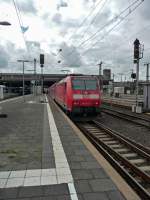 Vor einiger Zeit aus Frankfurt nach NRW eingewandert ist 146 122, die mit einem RE2 aus Münster gerade in Düsseldorf einfährt.