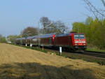 Der RE1 fährt noch mit den seit Jahren vertrauten Doppelstockwagen durchs Ruhrgebiet. Am 9.4.19 zieht 146 277 die sechs Wagen Richtung Westen.