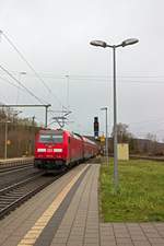 BR 146/702949/kurz-vor-erreichen-des-endbahnhofs-in Kurz vor Erreichen des Endbahnhofs in Kassel schiebt 146 254 einen RegionalExpress aus Frankfurt ohne Halt durch den Bahnhof Baunatal-Guntershausen.