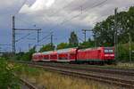 Auf der Fahrt von Burg (bei Magdeburg) nach Braunschweig legt eine RB40 mit 146 026 am Zugschluss einen Zwischenhalt in Niederndodeleben ein.