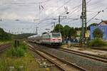 br-1465-1475-ic-2-2/790316/mit-einem-intercity-nach-koeln-durchfaehrt Mit einem InterCity nach Kln durchfhrt 146 553 am 29.07.22 den Bahnhof Bielefeld-Brackwede.
