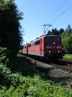 BR 151/284991/151-109-und-eine-schwesterlok-ziehen 151 109 und eine Schwesterlok ziehen einen Zug aus Selbstentladewaggons am 1.8.13 durch Hilden.