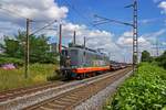 Das aus Schweden stammende Verkehrsunternehmen Hector Rail hat in den vergangenen Jahren mehrere Lokomotiven der Baureihe 151 von der DB angekauft. Eine davon ist 151 063, die heute die interne Nummer 162.010 und den Namen Biberkopf trgt. Am 18.08.2020 war die Lok nahe Bottrop unterwegs.