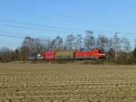 BR 152/666570/152-155-mit-einem-zug-wie 152 155 mit einem Zug wie von der Märklin-Anlage, obwohl er dann wahrscheinlich weniger Graffiti hätte. Bei Hilden, 27.2.2019.