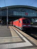 br-182-es64u2/303056/182-009-faehrt-am-311013-mit 182 009 fhrt am 31.10.13 mit dem RE1, der an diesem Tag wegen Bauarbeiten in Berlin-Ostbahnhof endete aus dem Berliner Hauptbahnhof aus.
