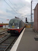 242.517 von Hectorrail hat vor wenigen Minuten ihre Reise in Berlin-Lichtenberg begonnen und fährt mit dem zweiten LOC 1819 überhaupt in Berlin-Ostbahnhof ein. Ziel der Reise ist Stuttgart.