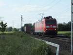 br-1850-traxx-f140-ac1/271296/185-024-am-abend-des-3613 185 024 am Abend des 3.6.13 mit einem KLV-Zug in Langenfeld-Richrath.