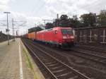 185 016 durchfährt am 11.08.14 mit einem bis auf den letzten Wagen ausgelasteten Containerzug durch den Bahnhof Hamburg-Harburg.