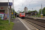 Mit einem Gterzug durchfhrt 185 085 am 13.06.17 den Bahnhof Bonn-Beuel.
