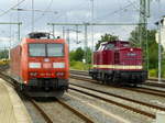 Die Hörseltalbahn-V100 [98 80 3201 110-4 D-HTB] und 185 052 in Weimar, 2.8.16