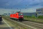 br-1850-traxx-f140-ac1/775163/als-leerfahrt-durchfuhr-185-022-am Als Leerfahrt durchfuhr 185 022 am Nachmittag des 13.04.22 den Bahnhof Hilden in Richtung Sden.