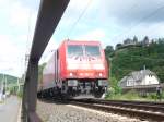 br-1852-traxx-f140-ac2/261404/185-368-fhrt-am-19082010-in 185 368 fhrt am 19.08.2010 in den Bahnhof Linz (Rhein) ein.