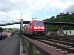 br-1852-traxx-f140-ac2/261405/185-374-fhrt-am-19082010-in 185 374 fhrt am 19.08.2010 in den Bahnhof Linz (Rhein) ein.