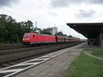 185 371 durchfhrt mit einem langen Kohle- oder Erzzug den Bahnhof Kln-West. 08.08.2012
