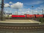 br-1852-traxx-f140-ac2/363958/185-247-zieht-einen-ganzzug-aus 185 247 zieht einen ganzzug aus Selbstentladewagen aus dem Aschaffenburger Güterbahnhof.