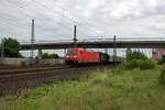 Die DB-Cargo-Lok 185 305 nhert sich mit ihrem Gterzug am 13.06.