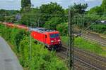 Mit einem aus neuen oder zumindest neu lackierten Autotransportwagen gebildeten Gterzug fhrt 185 338 am 02.08.22 in Oberhausen-Osterfeld ein.