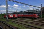 br-1852-traxx-f140-ac2/863137/auf-den-abstellgleisen-am-bahnhof-wanne-eickel Auf den Abstellgleisen am Bahnhof Wanne-Eickel waren am 10.05.24 vier Generationen an TRAXX vertreten, die auf neue Einstze warteten. Von links nach rechts sind hier 145 033 (Baujahr 1999), 187 207 (2020), 185 363 (2009) und 185 045 (2001) zu sehen, die eine Entwicklung von mehr als 20 Jahren darstellen.