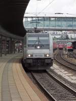 185 716 von Railpool, die an BoxXpress vermietet ist, durchfährt am 31.7.14 mit einem Containerzug Ulm. Im Hintergrund ist 101 135 zu erkennen, die kurze Zeit später IC 118 aus Innsbruck übernehmen wird. Von Stuttgart bis Münster wird dieser Zug mit einer 103 bespannt.