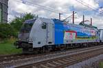 br-1852-privatbahn/715645/185-716-wirbt-fuer-eine-von 185 716 wirbt fr eine von der IGE angebotene Verbindung von China nach Bayern.