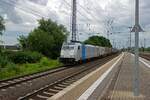Die ehemalige Gterverkehrssparte der Belgischen Staatsbahn firmiert seit ihrer Privatisierung unter dem Namen LINEAS. Die von Railpool gemietete 186 296 zieht am 08.07.2021 fr dieses Unternehmen einen Containerzug durch Hrth in Richtung Kln.