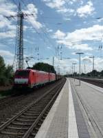 189 036 und eine Schwester durchfahren am 06.08.2012 den Bahnhof Hrth.