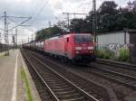 Bei widrigen Lichtverhältnissen kommt 189 012 am 11.08.14 mit einem kurzen Güterzug aus Richtung Süden durch Hamburg-Harburg.