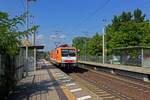 br-189-privatbahn/757484/in-der-leuchtend-orangefarbenen-lackierung-von In der leuchtend orangefarbenen Lackierung von LOCON ist 189 820 leicht zu erkennen. Am 10.09.21 rollt die Lok durch Erkner in Richtung Osten.