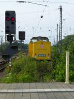 203 303 von DB Netz wartet im Gebüsch eines Bahnsteigendes auf einen neuen Einsatz, 3.8.14.
