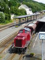 V100 2299 gehrt der Vulkaneifelbahn (VEB), die sie in ihre ursprnglichen Lackierung zurckversetzt hat. Am 7.8.2013 scheibt die Lok einen leeren Schotterzug durch den Bahnhof von Gerolstein.