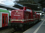 Beide V100 der Rennsteigbahn stehen am Abend des 3.7.16 in Erfurt auf Gleis 7, im Bild vorne 212 297, dahinter 213 334.
