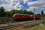 BR 218/860316/in-berlin-werden-fuer-notfaelle-zwei In Berlin werden fr Notflle zwei Abschlepploks der Baureihe 218 vorgehalten. Am 11.08.24 waren 218 839 und eine weitere Lok hchstwahrscheinlich aber nur als Leerfahrt unterwegs und berraschten die zahlreichen in Baumschulenweg auf einen historischen S-Bahn-Zug wartenden Fotografen.