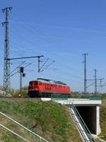 Am 19.4.18 fährt Lok 232 609 bei Neudietendorf neuen Aufgaben im Westen entgegen. Gerade überquert sie dabei ein Gleis der Bahnstrecke Richtung Arnstadt.