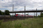 Eine Doppeltraktion 423, angefhrt von 423 053, nhert sich auf der Fahrt von Au an der Sieg nach Kln-Ehrenfeld am Nachmittag des 13.06.17 Porz.
