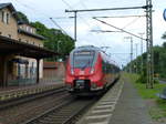 442 306 als Franken-Thüringen-Express beim Halt in Rudolstadt. Wegen der Sperrung im Frankenwald verkehrte der Zug am 2.8.16 von Lichtenfels nach Leipzig Hbf.